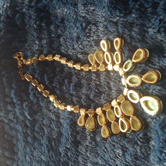 Beautiful costume necklace in pale green - Picture 3 of 4